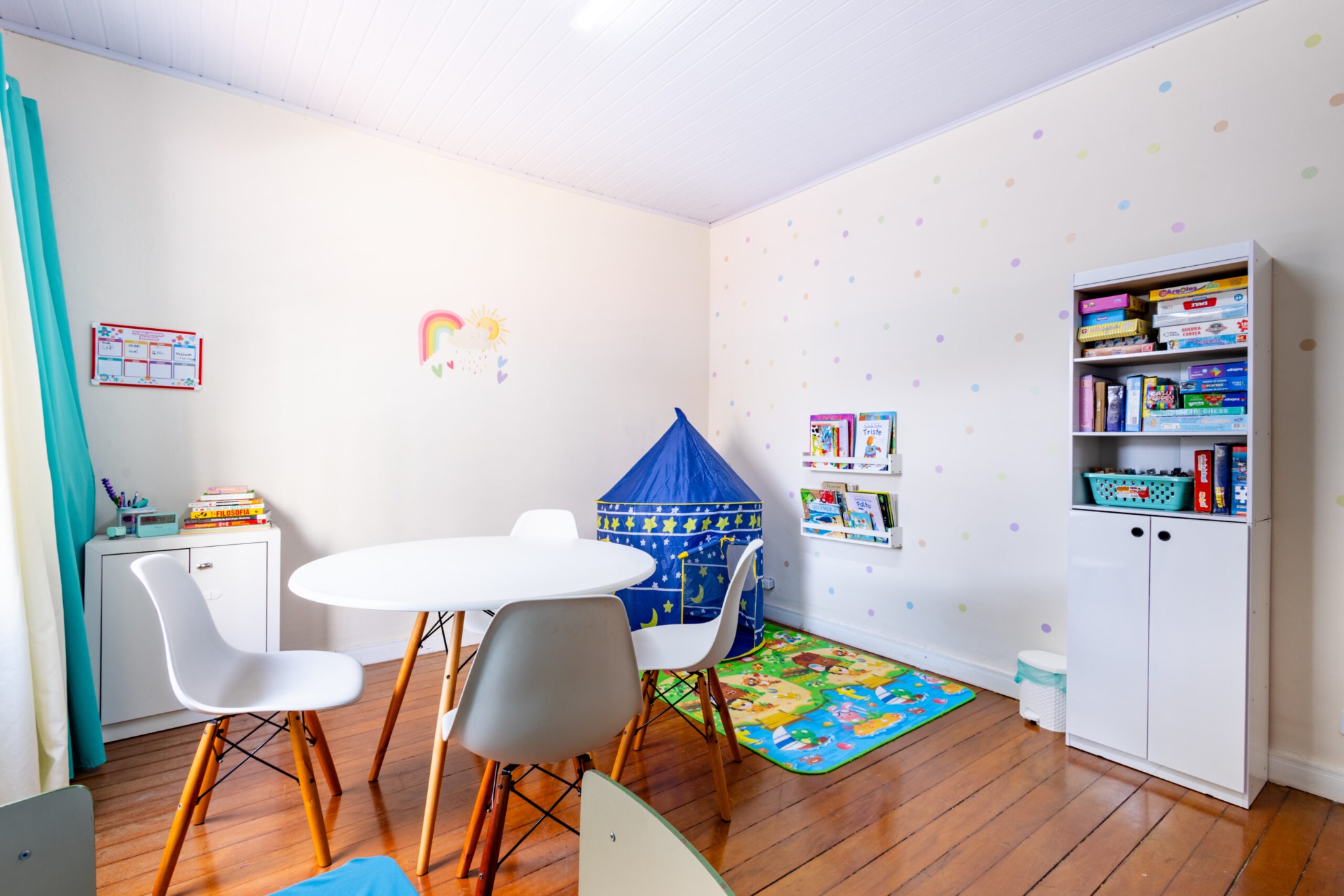 Sala infantil com jogos, livros e recursos pedagógicos