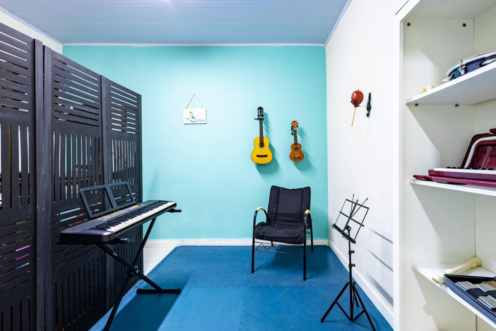 Sala com instrumentos e recursos musicais